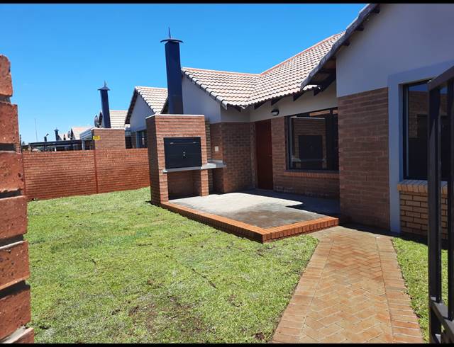 3 BEDROOM TOWNHOUSE TO LET IN LANGENHOVENPARK